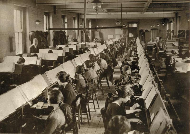 Tautas skaitīšanas datu apkopošana. Operatores 1931. gada tautas skaitīšanas datus sagatavo perfokartēs. Londona, 1931. gads.