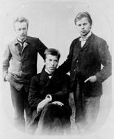 No kreisās Jānis Akuraters, Antons Austriņš un Kārlis Skalbe. Rīga, 20. gs. sākums.