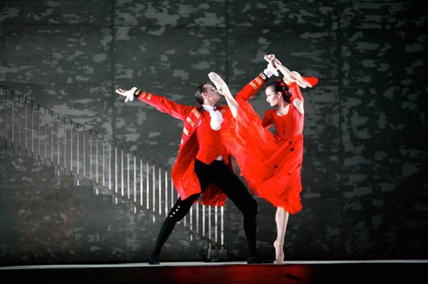 Elza Leimane un Aleksejs Avečkins Artura Maskata baletā “Bīstamie sakari”. Latvijas Nacionālā opera un balets. 2006. gads.