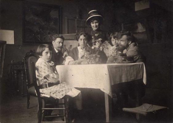 Teodors Zaļkalns (no labās pirmais) un Pēteris Krastiņš ģimenes vidū. Florence, 1909. gads.