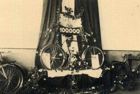 Gustava Ērenpreisa velosipēdu fabrikas 100 000. velosipēds. 1938. gads.