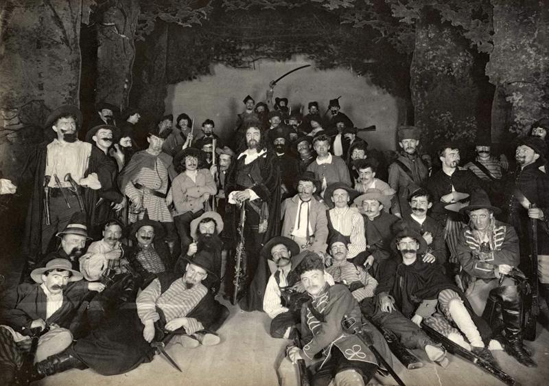 Leipcigas akadēmiskā teātra dalībnieki Utrehtas pilsētas teātrī pēc Fridriha Šillera izrādes "Laupītāji" iestudējuma. Holande, 1902. gads.