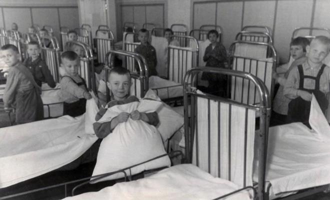 Bērnu nama bērni un viņu gultasvietas Mercendarbes muižas otrā stāva zālē. 20. gs. 60. gadi.