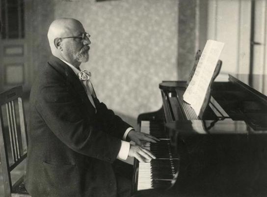 Jāzeps Vītols pie klavierēm savā dzīvoklī. Rīga, 20. gs. 30. gadi.