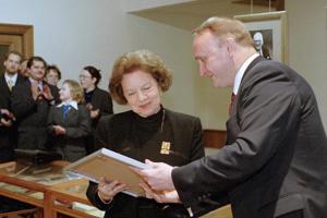 Atzinības rakstu pasniegšana Latvijas Republikas de jure atzīšanas dienā Ārlietu ministrijā. 26.01.2000.