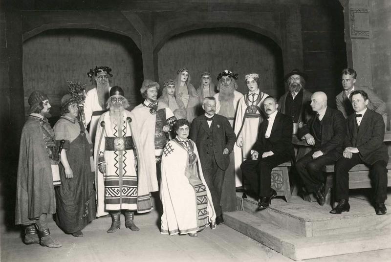 Solisti un uzveduma radošā komanda pēc Alfrēda Kalniņa operas "Baņuta" pirmizrādes. Latvijas Nacionālā opera. 28.05.1920.