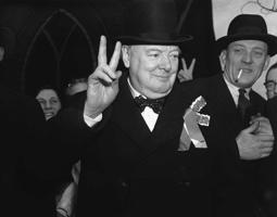 Vinstons Čērčils rāda savu slaveno uzvaras zīmi vizītes laikā savā vēlēšanu apgabalā Vanstedā. Lielbritānija, 1950. gads.