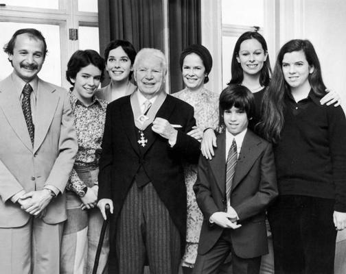 Čārlijs Čaplins ar ģimeni pēc iecelšanas bruņinieka kārtā. Londona, Lielbritānija, 04.03.1975.