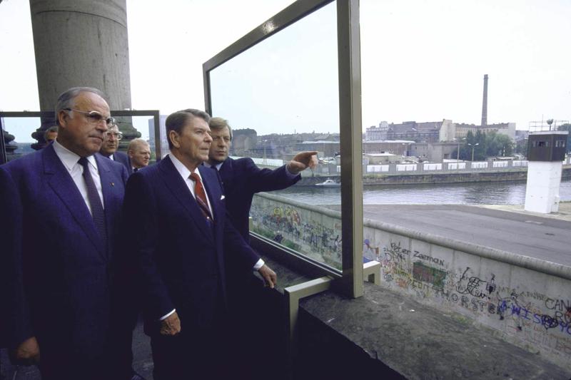 Helmūts Kols un ASV prezidents Ronalds Reigans pie Berlīnes mūra. 1987. gads.