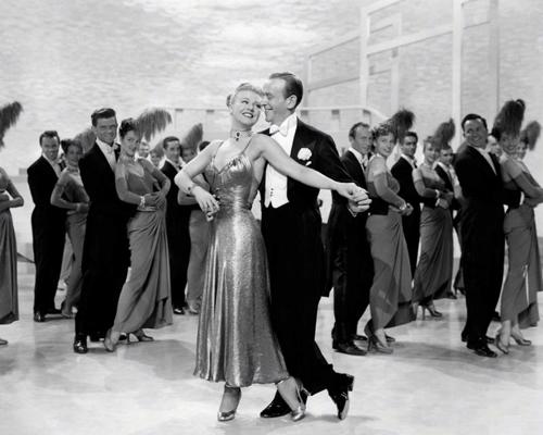 Freds Astērs (Fred Astaire) un Džindžera Rodžersa (Ginger Rogers) filmā “Brodveja Bērkliji” (The Barkleys of Broadway). 1949. gads.