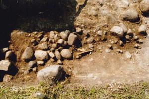 Akmeņu klājums virs sievietes apbedījuma un kapa inventārs. Mežītes kapulauks, 2. kaps. 2008. gads.