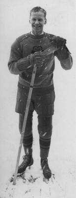 Leonīds Vedējs – "Universitātes sporta" hokeja komandas spēlētājs. 20. gs. 40. gadu sākums.