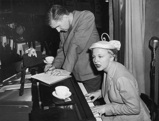 Pegija Lī un kanādiešu komponists Gils Evanss (Gil Evans) darba procesā. Ap 1953. gadu.