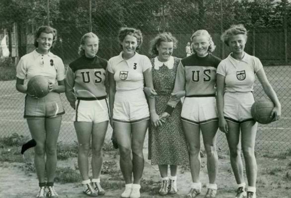 "Universitātes Sporta" volejbolistes. Rīga, 1939. gads.