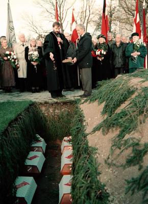 Latviešu leģiona karavīru pārapbedīšana Lestenes brāļu kapu memoriālā. Tukuma novads, Lestene, 20.10.2001.