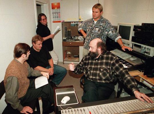 Juris Kulakovs (pie durvīm) kopā ar trīs tenoriem (no kreisās) Guntaru Ruņģi, Miervaldi Jenču un Nauri Puntuli, kā arī skaņu režisoru Ivaru Vīgneru (priekšplānā) ierakstu studijā "Studio 55". Rīga, 04.10.1999.