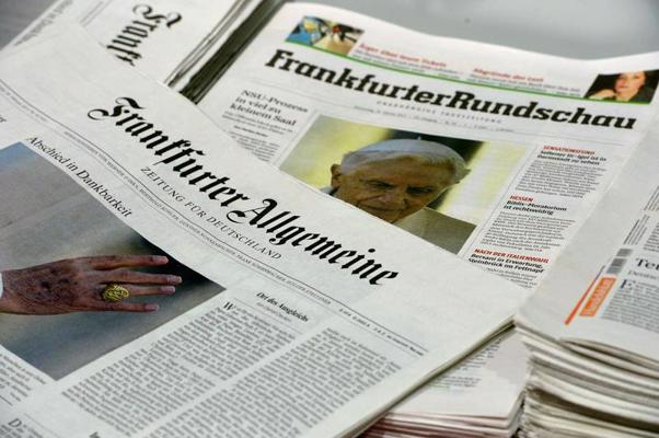 Laikraksti Frankfurter Allgemeine Zeitung un Frankfurter Rundschau. Frankfurte pie Mainas, Vācija, 28.02.2013.
