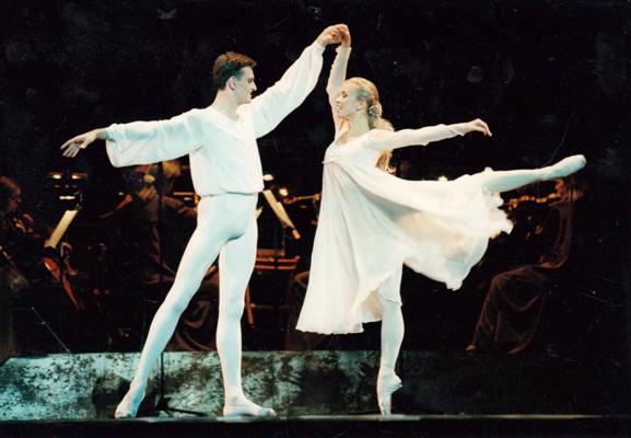 Aina no Sergeja Prokofjeva baleta "Romeo un Džuljeta", Romeo – Aleksejs Avečkins, Džuljeta – Viktorija Jansone. Latvijas Nacionālā opera, 1999. gads.