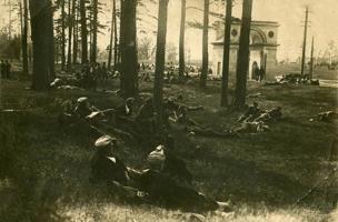Ziemeļlatvijas brigādes 2. Cēsu kājnieku pulka karavīri atpūtas brīdī pirms ienākšanas Rīgā. Jugla, 06.07.1919.