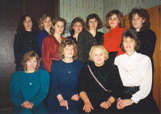 Studenšu korporācijas "Staburadze" 22. jeb 1. Latvijas coets pēc meiteņu solījuma nolasīšanas kopā ar audzinātāju Irēni Krečko 25.03.1993.