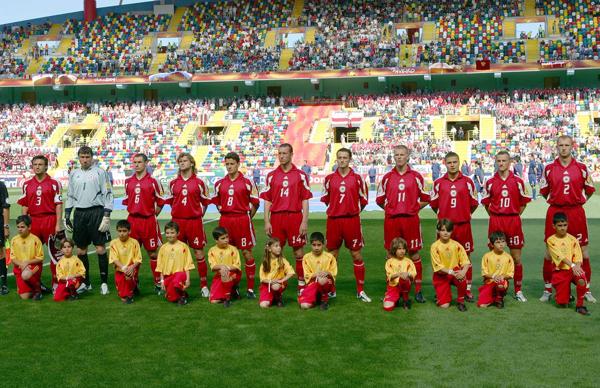 Latvijas izlases sākumsastāvs Eiropas futbola čempionāta spēlē. Portugāle, 2004. gads.