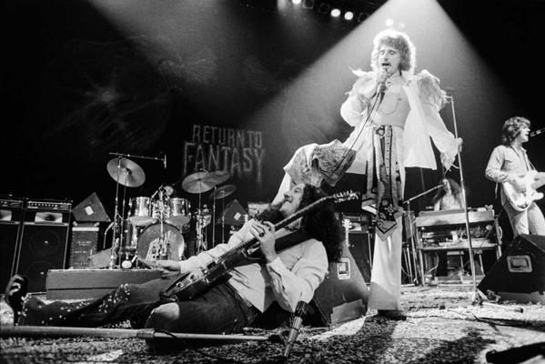 Uriah Heep uzstājas koncertzālē Hammersmith Odeon tūres "Return to Fantasy" ietvaros. Londona, 12.1975.