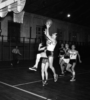 Ali Strunke un Voldemārs Šmits (Nr. 3) basketbola spēlē. Zviedrija, 1955. gads.