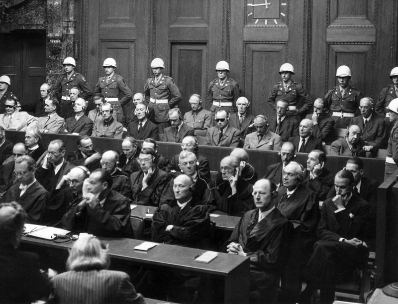 Nacistu līderi starptautiskā kara noziegumu tribunāla tiesas zālē Nirnbergā. Vācija, ap 1945. gadu.