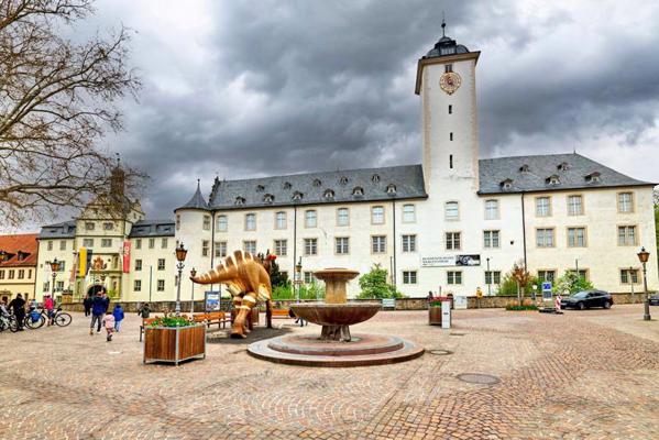 Mergentheimas pils kopš 16. gs. bija Vācu ordeņa virsmestra rezidence un galvenais ordeņa centrs Vācijā. Mūsdienās pilī apskatāma Vācu ordeņa vēsturei veltīta ekspozīcija. 2023. gads.
