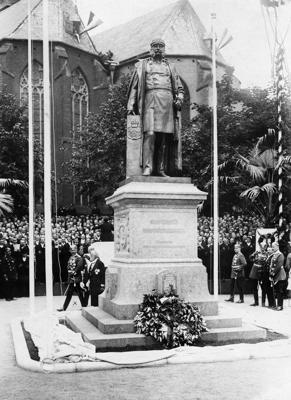 Vācu Impērijas ķeizars Vilhelms II sava priekšteča Vilhelma I memoriāla atklāšanā Vācu Impērijas Vestfālenes provincē, ap 1913. gadu.