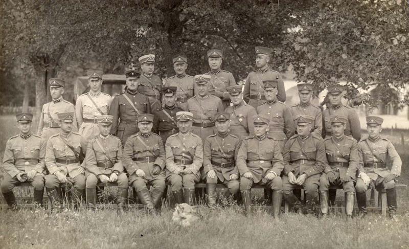 Pulkvedis Oto Grosbarts (otrajā rindā trešais no kreisās) Latvijas armijas augstāko virsnieku vidū. 1926.–1928. gads.