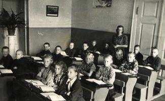 Snēpeles septiņgadīgās skolas skolēni stundā. 20. gs. 50. gadi.
