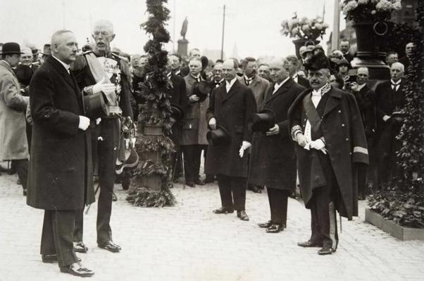 Zviedrijas karalis Gustavs V sveic Somijas prezidentu Lauri Relanderu valsts vizītē Zviedrijā. Stokholma, 19.06.1925.