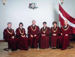 Satversmes tiesas tiesneši Satversmes tiesas ēkā Basteja bulvārī 14. Rīga, 1998. gads.