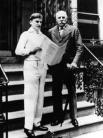 Jehūdi Menuhins un Edvards Elgars uz Abbey Road ierakstu studijas kāpnēm pēc E. Elgara vijolkoncerta ieraksta. Londona, Lielbritānija, 1933. gads.