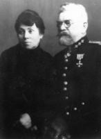 Ģenerālis Jānis Kalniņš ar sievu. 20. gs. 30. gadi.