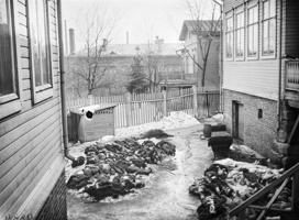 Tamperes kaujā kritušie sarkangvardi pagaidu slimnīcas (Lindela skolas) pagalmā. Somija, 04.1918.
