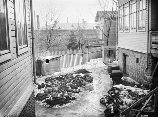 Tamperes kaujā kritušie sarkangvardi pagaidu slimnīcas (Lindela skolas) pagalmā. Somija, 04.1918.