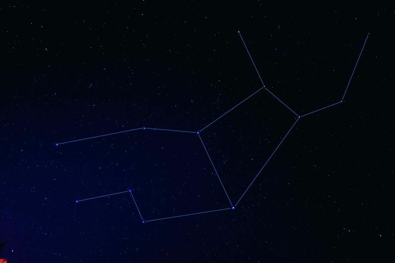 Debess apgabals ar Jaunavu. Ar līnijām parādīta zvaigznāja raksturīgā figūra. 25.10.2020.