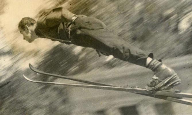 Tālis Pāvuliņš Siguldas mākslīgā seguma tramplīnlēkšanas trasē. 1970. gads.