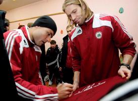 Latvijas izlases futbolisti (no kreisās) Māris Verpakovskis un Kaspars Gorkšs viesojas bērnu namā "Apīte". 30.03.2009.