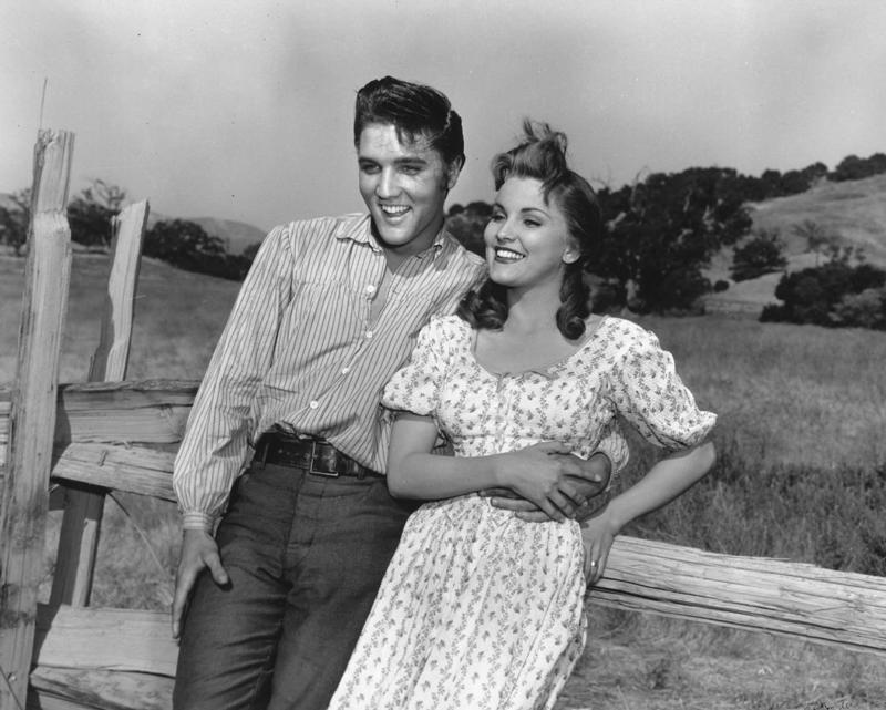 Elviss Preslijs un Debra Pažē (Debra Paget) kinofilmas "Mīli mani liegi" filmēšanas laikā. Losandželosa, 1956. gads.