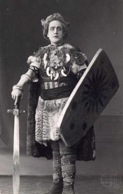 Eduards Smiļģis Lāčplēša lomā Raiņa lugas "Uguns un nakts" iestudējumā Jaunajā Rīgas teātrī. 1913. gads.