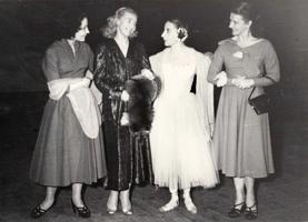No kreisās: Velta Viciņa, Anna Priede, Alisija Alonso un Janīna Pankrate. Rīga, 1959. gads.