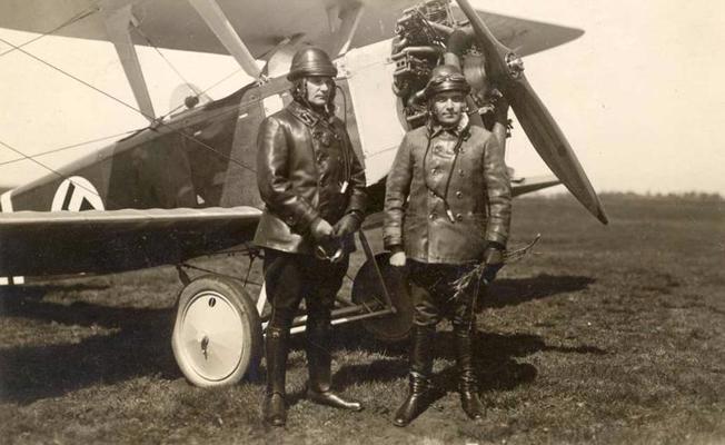 Pulkvedis Jānis Indāns (no kreisās) pie lidmašīnas "Flamingo U-12b". 14.05.1933.