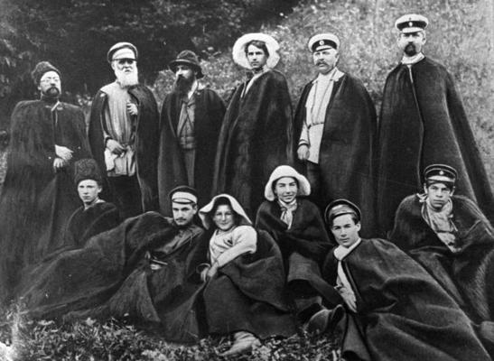 Ernests Birznieks-Upītis (otrajā rindā pirmais no labās) Ahtu aulā Dagestānas kalnos. 1895.–1898. gads.