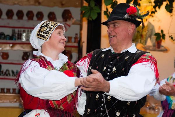 Pāris tērpies tautastērpos dejo polku. Bleda, Slovēnija, 02.06.2013.