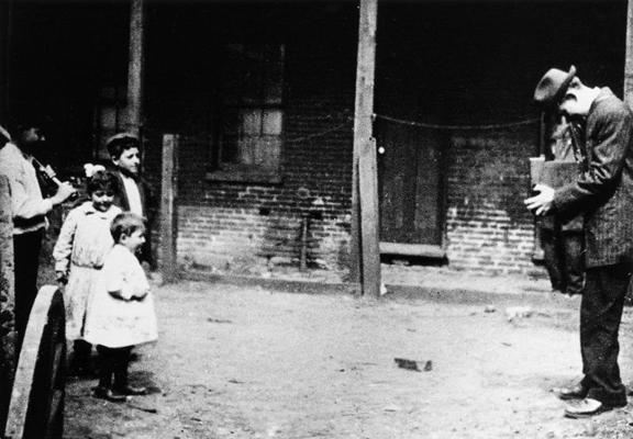 Sociologs un fotogrāfs Luiss Haine (Lewis Hine) dokumentē bērnu nodarbinātību. Ņujorka, ap 1910. gadu.