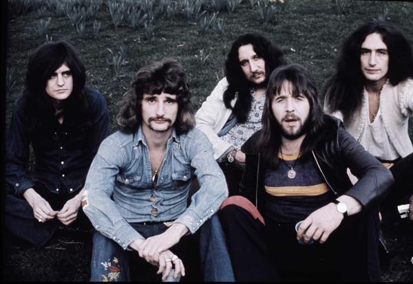 Grupa Uriah Heep. No kreisās: Gerijs Teins, Deivids Bairons, Miks Bokss, Lī Kersleiks un Kens Henslijs. Lielbritānija, ap 1975. gadu.