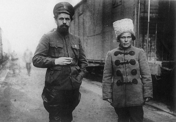 Revolucionārs Pāvels Dibenko (Павел Ефимович Дыбенко) un Nestors Mahno pārrunu laikā. 1918. gads.
